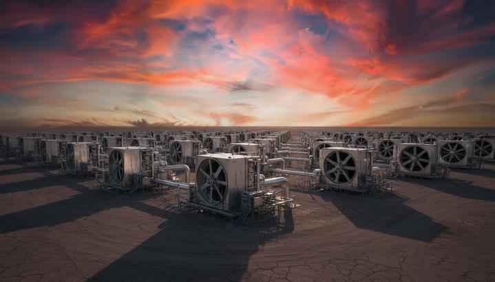 Крупный завод по прямому улавливанию углекислого газа из воздуха с рядами больших вентиляционных модулей на фоне заката.