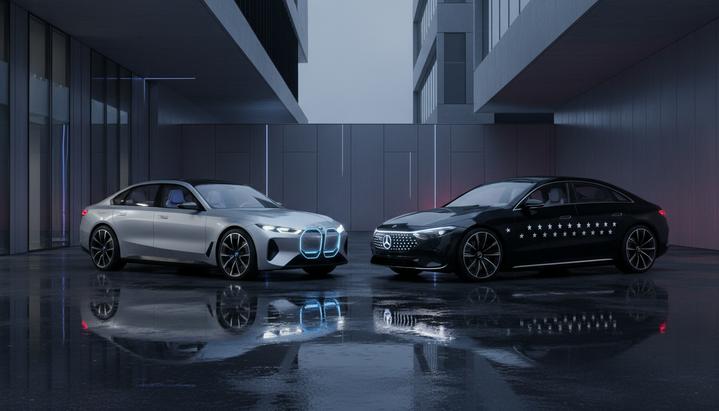 Серебристый электромобиль BMW и черный электромобиль Mercedes-Benz стоят рядом на мокром асфальте на фоне современной архитектуры.