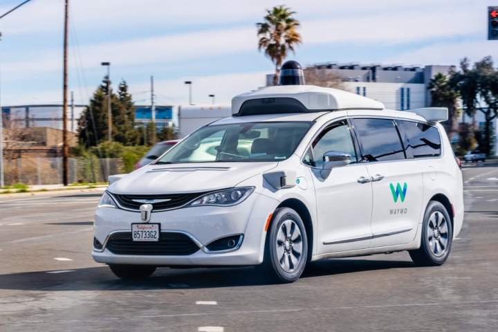 Экспансия Waymo: 2500 электрических роботакси сокращают CO₂ в городах США